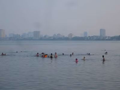 Hà Nội những ngày nắng nóng: Nguy hiểm ở bãi tắm tự phát ảnh 2