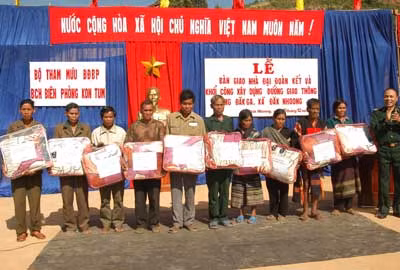 Kon Tum: Trao nhà Đại Đoàn kết cho đồng bào vùng biên ảnh 1