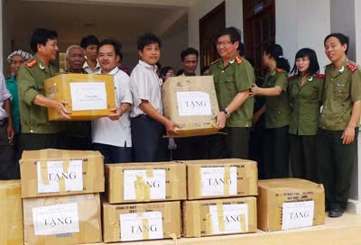 Tặng quà và tiền cho bà con.