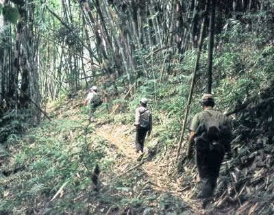 Cán bộ y tế trên đường xuống bản.