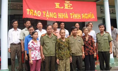 Thông qua Báo CAND- Chuyên đề ANTG, nhiều "Mạnh Thường Quân" đã ủng hộ xây dựng nhà tình nghĩa cho gia đình liệt sĩ Hồ Văn Đực.