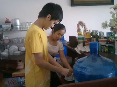Dưới sự hướng dẫn của cô giáo, các em đã làm được nhiều việc hữu ích.