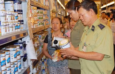 Kiểm tra thị trường sữa tại Hà Nội.