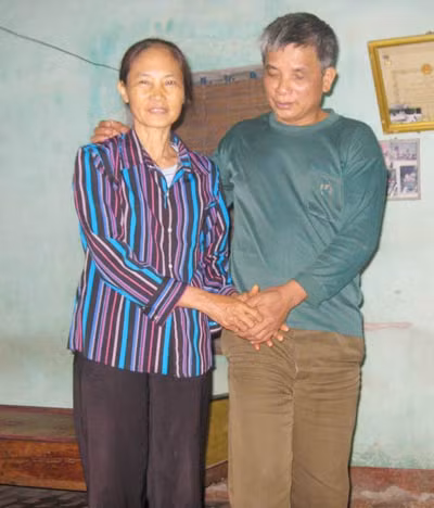 Vợ chồng người cựu chiến binh Lê Văn Lớp dìu nhau cùng sống với đời.
