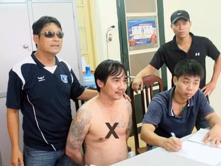 Dũng "ben" (X) bị các trinh sát Phòng PC52 Công an TP Hà Nội bắt giữ.