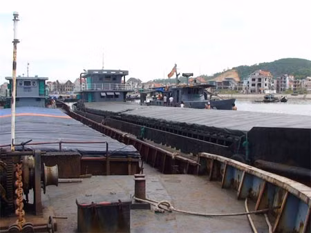 Tàu buôn lậu than bị bắt giữ trên vùng biển Quảng Ninh.