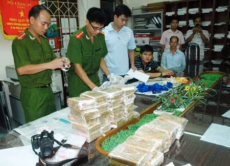 Lực lượng Công an đang kiểm tra tang vật vụ bắt giữ ma túy tại Hòa Bình (ảnh chụp sáng 6/8, tại trụ sở Cục C47). Ảnh: Thu Hòa.