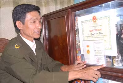Anh Khánh bên những bằng khen về thành tích bảo vệ ANTT.