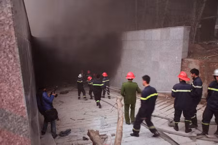 Các chiến sĩ Cảnh sát PCCC lao vào tầng hầm, nơi được cho là khởi phát đám khói dày đặc.