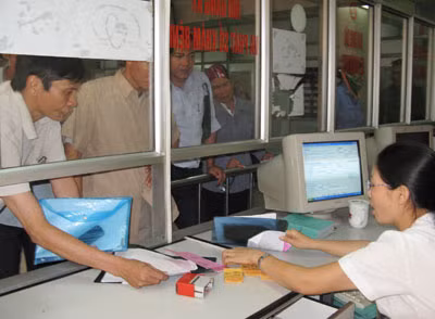 Bệnh nhân đang làm thủ tục BHYT ở Bệnh viện K.