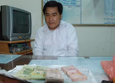 Đối tượng Lê Chánh Tôn cùng tang vật 50 triệu đồng tiền "chạy án".