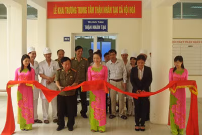 Đại tá, PGS.TS Trần Minh Đạo, Giám đốc Bệnh viện 198 cắt băng khánh thành Trung tâm Thận nhân tạo xã hội hóa.