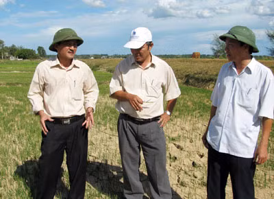 Ông Nguyễn Quân Chính, Phó Chủ tịch UBND tỉnh Quảng Trị (ngoài bên trái) đang kiểm tra tình hình hạn hán ở huyện Gio Linh.