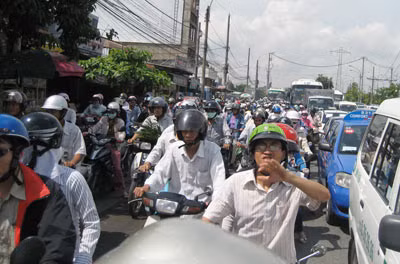Hạ tầng giao thông quá tải. Ảnh: Đ.T.