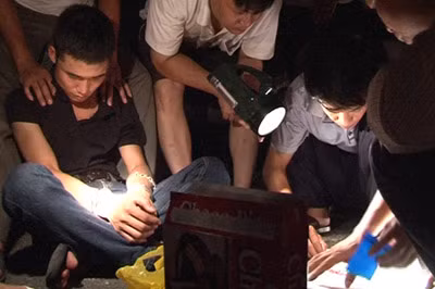 Phòng CSĐT tội phạm về ma túy, Công an tỉnh Bắc Ninh khám xét, thu tang vật phạm tội của 2 đối tượng Hùng, Ninh.