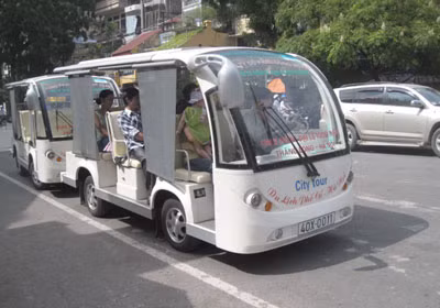 Rất nhiều khách du lịch trong và ngoài nước lựa chọn du lịch phố cổ Hà Nội bằng xe điện.
