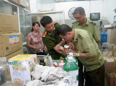Cơ quan chức năng kiểm tra nước rửa chén ở cơ sở số 7 Hàng Gà phát hiện nhiều vi phạm.