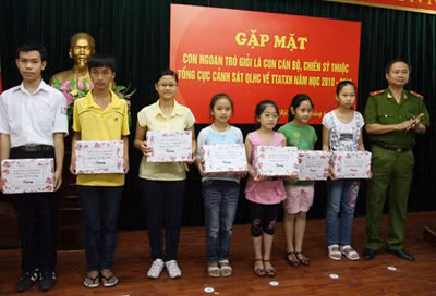 Thiếu tướng Trần Anh Dũng trao quà tặng các cháu đạt thành tích cao trong học tập, rèn luyện. Ảnh Việt Hưng.