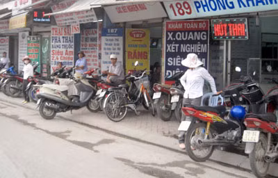 Nhiều cơ sở nạo, hút thai trên đường Giải Phóng. Ảnh: H.H.