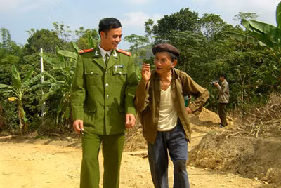Công an huyện Đà Bắc lắng nghe già làng, trưởng bản phản ánh tình hình.