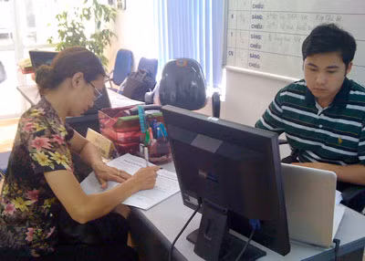 Người lao động đăng ký BHTN tại Phòng Bảo hiểm thất nghiệp Hà Nội.