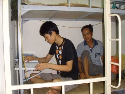 Bố con anh Trần Tiến An ở Tuyên Quang rất phấn khởi thuê được chỗ ở trong KTX của Học viện ANND. Ảnh: Thu Phương.
