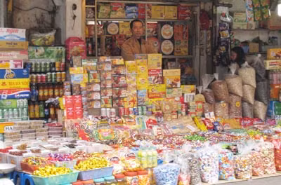 Bánh kẹo không rõ nguồn gốc vẫn bày bán tràn lan.