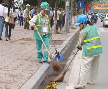 Nhân viên môi trường đang thu gom rác quanh khu vực hồ Hoàn Kiếm.