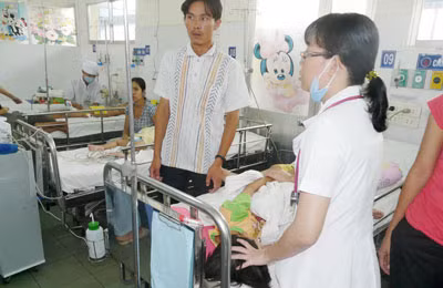 Bệnh Nhi sốt xuất huyết nặng được chăm sóc tại Khoa Cấp cứu Bệnh viện Nhi Đồng 1.