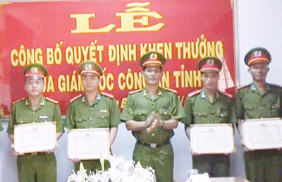 Thượng tá Lý Hồng Sinh, Phó Giám đốc Công an tỉnh Tây Ninh trao giấy khen.