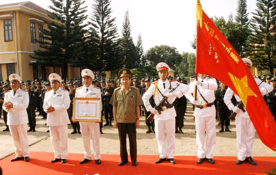 Trung tướng Lê Quý Vương, Ủy viên Trung ương Đảng, Thứ trưởng Bộ Công an trao Huân chương Quân công hạng ba cho Trung đoàn CSCĐ Tây Nguyên.