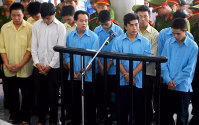 Các bị cáo Trần Quang Huân, Phan Phát, Nguyễn Thanh Hiếu cùng đồng bọn tại phiên tòa xét xử vào ngày 29/5.