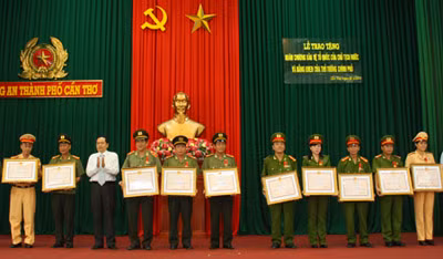 Lễ trao tặng Huân chương Bảo vệ Tổ quốc và Bằng khen của Thủ tướng Chính phủ cho các tập thể và cá nhân tại Công an TP Cần Thơ.