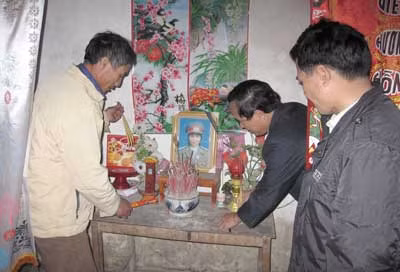 Bên bàn thờ chị Hòa.