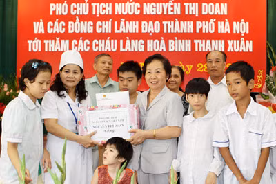 Phó Chủ tịch nước Nguyễn Thị Doan thăm, tặng quà làng Hòa Bình, Thanh Xuân. Ảnh: TTXVN.