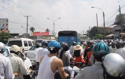 Ùn tắc giao thông do mật độ xe gắn máy tập trung đông vào giờ cao điểm.