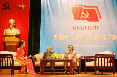 Hai nhà sử học giao lưu cùng thế hệ trẻ.