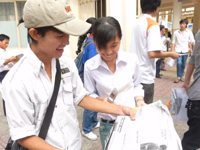 Thí sinh tại điểm thi trường Tiểu học Trần Quốc Thảo, quận 3 sau giờ thi môn Hóa sáng 5/7.