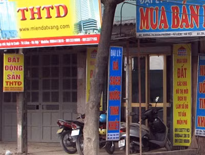 Nhiều trung tâm môi giới nhà đất vắng lặng như tờ.