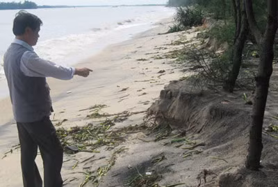 Bờ biển ở xã Hải Dương, huyện Hương Trà ngày càng sạt lở nghiêm trọng.