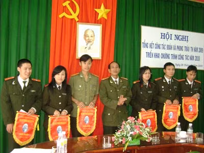 Đồng chí Kiều Viết Lộc (ngoài cùng bên trái) nhận giải nhất cá nhân ở cấp cơ sở.