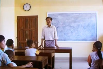 Ông Trần Văn Giang với các cháu học sinh.