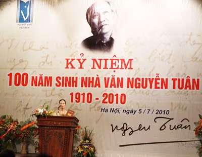Đại diện gia đình Nguyễn Tuân phát biểu tại lễ kỷ niệm. Ảnh: Nguyễn Đình Toán.