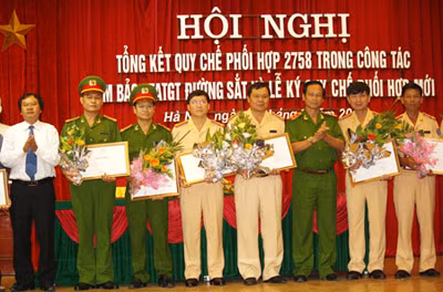 Trao Bằng khen cho các tập thể, cá nhân được khen thưởng.