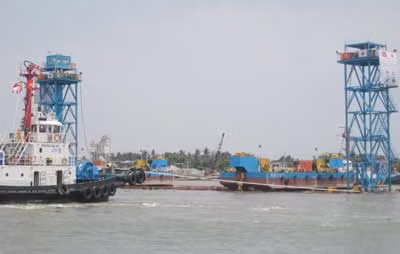 Đốt hầm số 2 vừa về đến khu vực bến Mỹ Cảnh, đang được xoay đầu, cố định vào vị trí cần thiết. Ảnh: Đ.T.