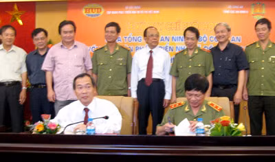 Trung tướng Hoàng Kông Tư, Phó Tổng cục trưởng Tổng cục An ninh II và lãnh đạo Tập đoàn Phát triển nhà và đô thị Việt Nam ký quy chế phối hợp.