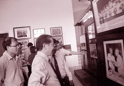 Đại biểu tham quan triển lãm.
