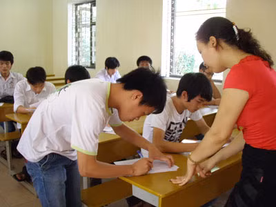 Giám thị hướng dẫn qui chế phòng thi cho thí sinh.
