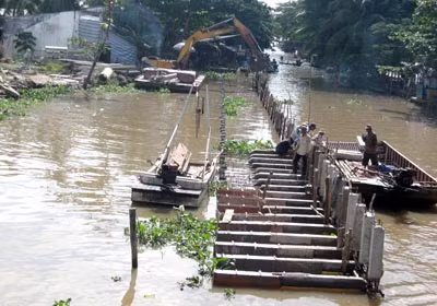 Quá nửa dòng sông đang được đóng cọc làm bờ kè để san lấp làm trung tâm thương mại.
