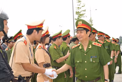 Trung tướng Phạm Quý Ngọ, Ủy viên TW Đảng, Thứ trưởng Bộ Công an thăm hỏi, động viên các chiến sĩ Công an Hà Nội tại lễ ra quân.